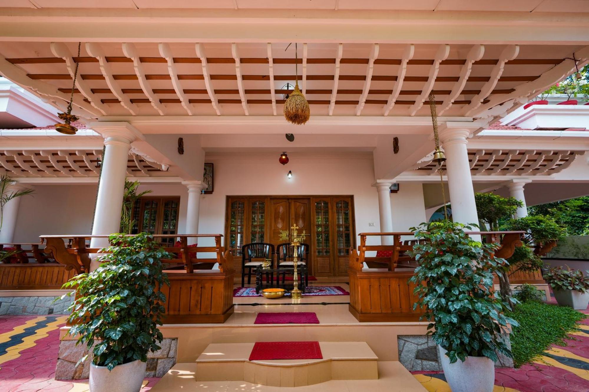 Parudeesa - Heavenly- Luxurious Palace Look-Near Cbd - Kerala - India With Breakfast Kāladi Eksteriør billede